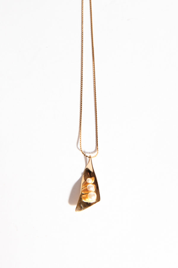 1970s Faux Pearl Pendant Necklace
