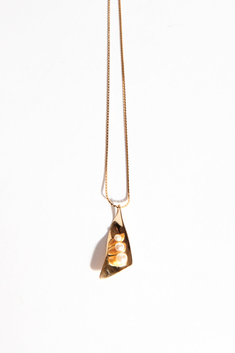 1970s Faux Pearl Pendant Necklace