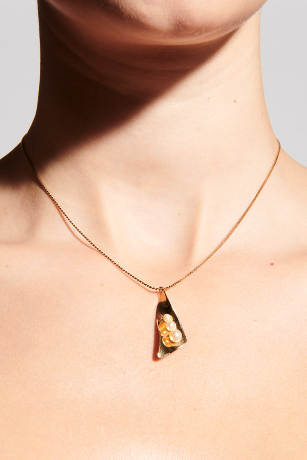 1970s Faux Pearl Pendant Necklace